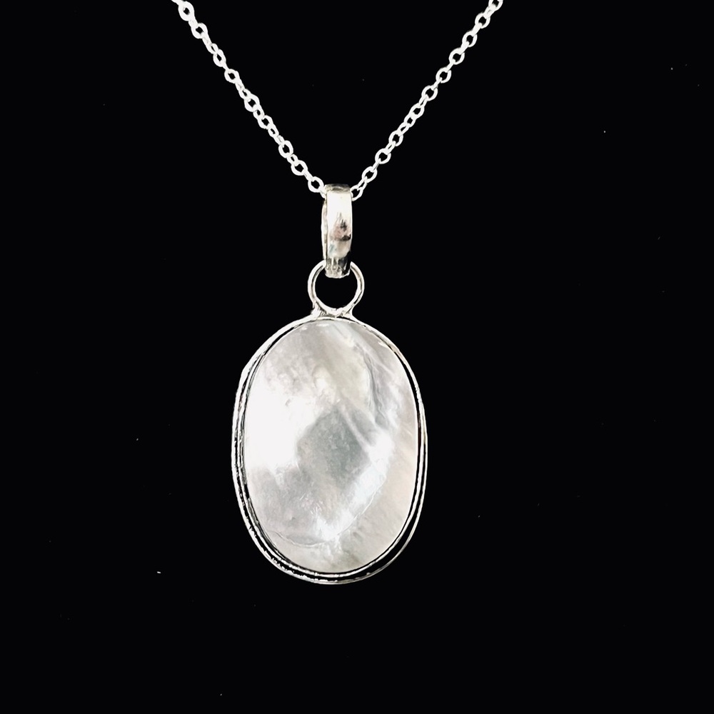 925 Sterling Silver Mother of Pearl Pendant Necklace - Picture 3 of 5